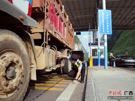 图为移民管理警察对过往车辆进行检查 袁金锋 摄 图为移民管理警察对过往车辆进行检查 袁金锋 摄