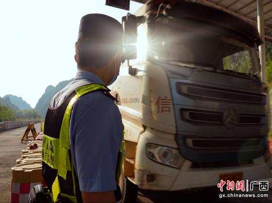 图为移民管理警察对过往车辆进行检查 袁金锋 摄 图为移民管理警察对过往车辆进行检查 袁金锋 摄