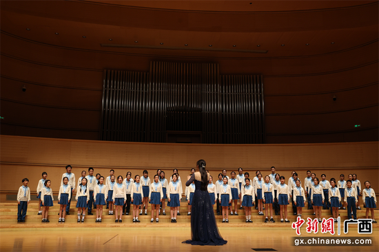 广西文化艺术中心少儿合唱团表演曲目《花开忘忧》