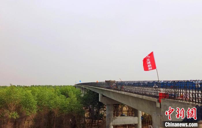 胡杨林上架“飞龙” 新疆图昆沙漠公路叶尔羌特大桥完成主体结构