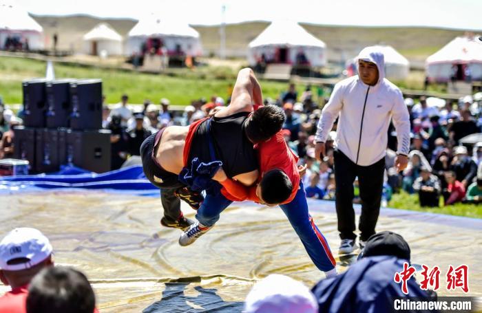 新疆福海：摔跤高手草原上比高低