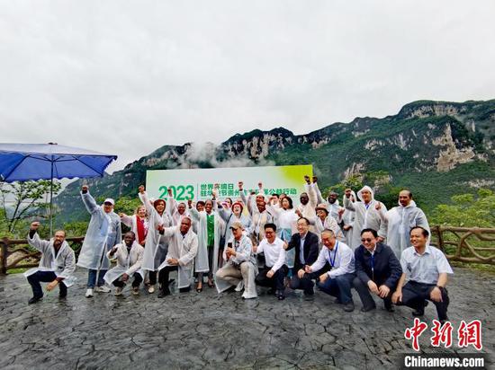 6月5日，驻华使节参访团在毕节市化屋村参加贵州生态环保公益行动合影。　中新社记者 周燕玲 摄