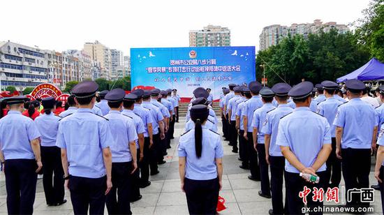 返还活动现场。唐景山 摄 返还活动现场。唐景山 摄