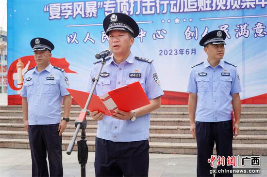 八步区副区长、市公安局八步分局党委书记局长龙绍聪向人民报告八步分局2023年上半年打击违法犯罪成果。唐景山 摄 八步区副区长、市公安局八步分局党委书记局长龙绍聪向人民报告八步分局2023年上半年打击违法犯罪成果。唐景山 摄