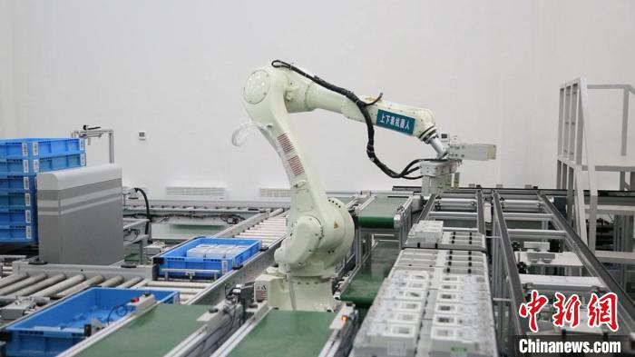 6月5日，智能表库机器手正在分拣待检定的电表。　刘华　摄