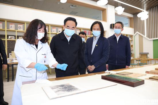图为徐麟在贵州省博物馆考察。