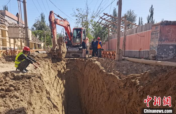 6月5日，新疆阿克苏地区乌什县，铺设农村污水管网。　 阿克苏地区乌什县乡村振兴局提供