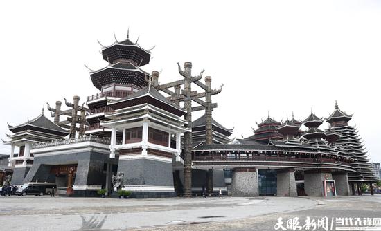 多彩贵州城毗邻贵阳龙洞堡国际机场，是展示贵州特色文化旅游的重要窗口，为国家AAAA级旅游景区。