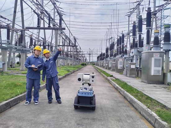贵州电网铜仁供电局员工在220千伏太平变电站利用机器人开展变电巡视工作。陈举  摄