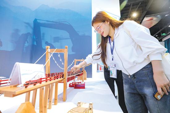 贵州省坝陵河桥梁博物馆内的坝陵河大桥模型吸引留学生。