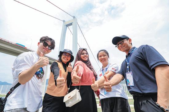 五名留学生点赞坝陵河大桥。