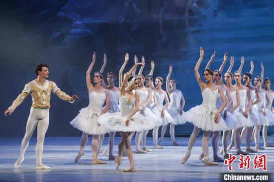 芭蕾舞剧《天鹅湖》在贵州遵义上演。　瞿宏伦 摄