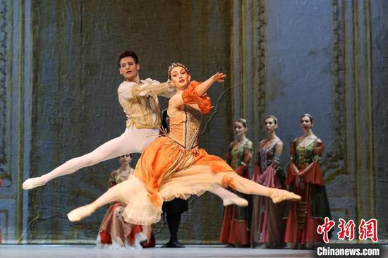 芭蕾舞剧《天鹅湖》在贵州遵义上演。　瞿宏伦　摄