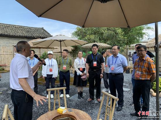 人大代表在校椅镇六凤村委岭脚村调研庭院经济发展情况。