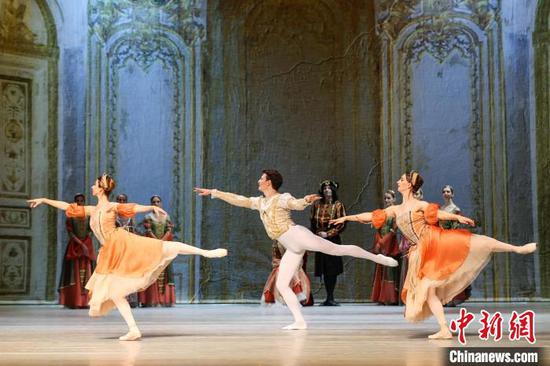 芭蕾舞剧《天鹅湖》在贵州遵义上演。　瞿宏伦 摄
