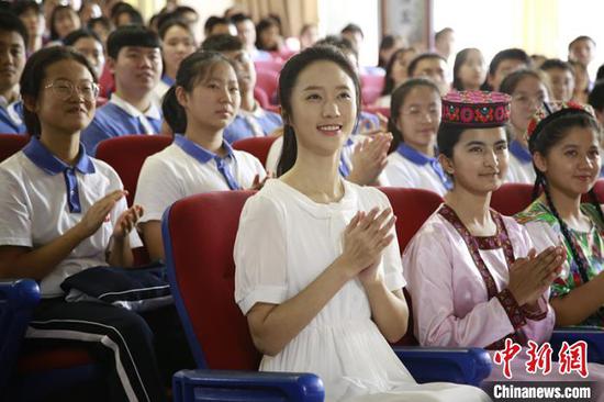 在深圳松岗中学，拍摄内高班学生开学典礼。　《喀什古丽》剧组供图