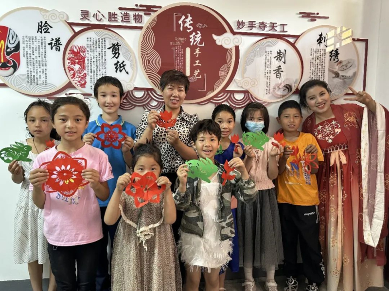 6月4日,尉犁县兴平镇达西村开展了“弘扬传统文化 传承剪纸艺术”趣味剪纸活动,邀请了尉犁县民间剪纸艺人汤丽老师现场指导剪纸技巧,吸引了众多辖区青少年来参加此次活动。古丽米热 摄3 6月4日,尉犁县兴平镇达西村开展了“弘扬传统文化 传承剪纸艺术”趣味剪纸活动,邀请了尉犁县民间剪纸艺人汤丽老师现场指导剪纸技巧,吸引了众多辖区青少年来参加此次活动。古丽米热 摄3