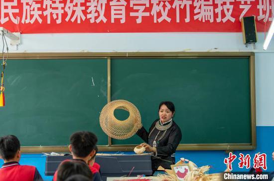 在贵州省从江县民族特殊教育学校，竹编艺人莫艳翠在指导学生学习竹编技艺。　吴德军 摄