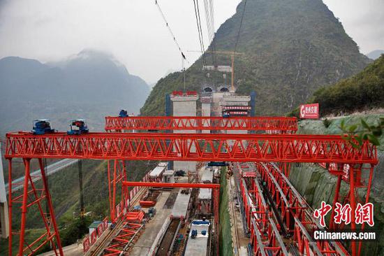6月8日，正在建设中的乌蒙山大桥。该桥建成后将成为世界首座钢桁－混凝土组合拱桥。中新网记者 葛成 摄