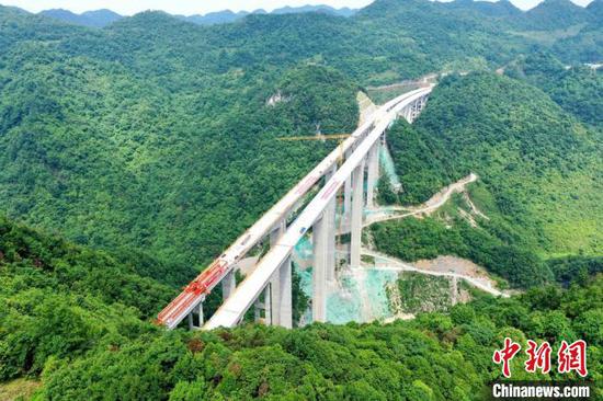 航拍贵州桐新高速公路芭蕉湾特大桥。　王毅　摄