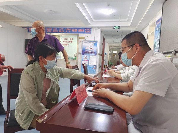 吉木乃县人民医院医疗援疆专家来到一八六团分院开展下乡义诊