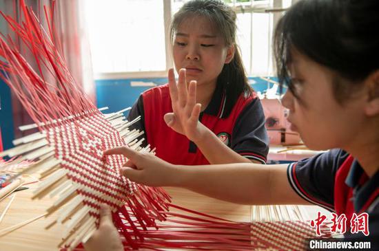 在贵州省从江县民族特殊教育学校，学生在学习竹编技艺。　吴德军 摄