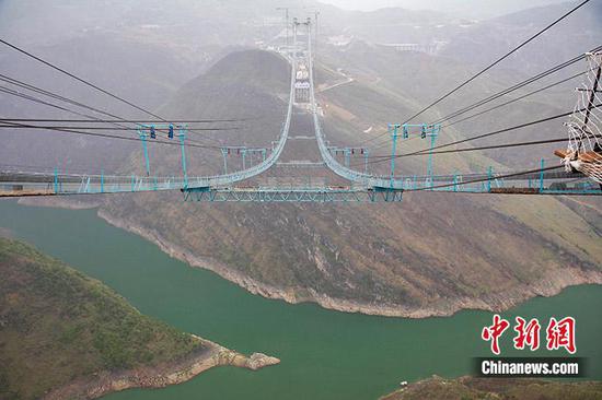 全长超过2000米牂牁江大桥猫道。 中新网记者 葛成 摄