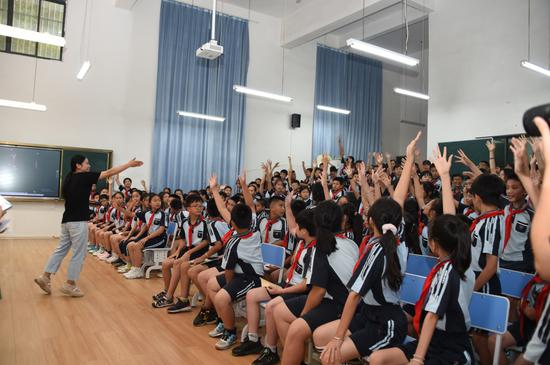 学生们踊跃抢答,现场气氛热烈 广西海洋局供图