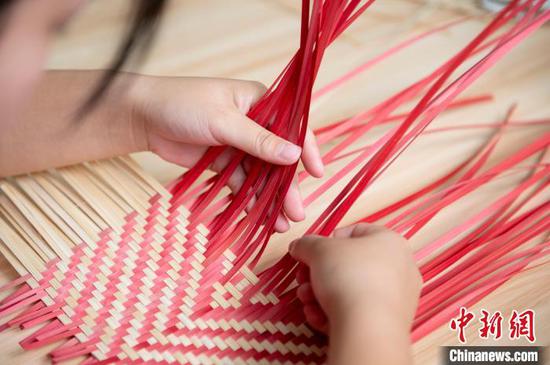 在贵州省从江县民族特殊教育学校，学生在学习竹编技艺。　吴德军 摄