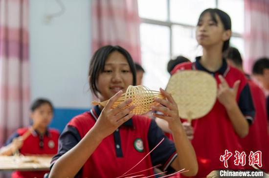 在贵州省从江县民族特殊教育学校，学生在展示自己创作的竹编作品。　吴德军 摄