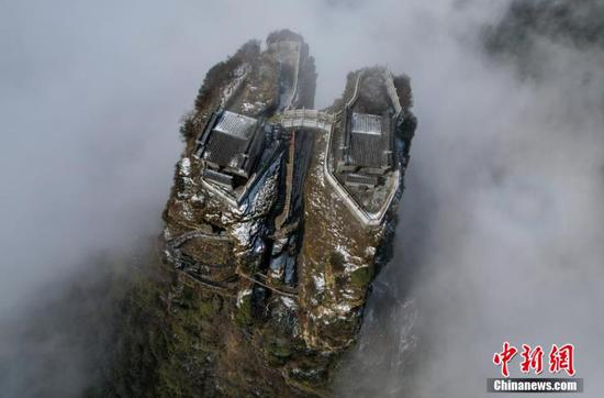 世界自然遗产地贵州梵净山一场春雨和春雪过后，出现了云雾缥缈的奇妙景观。李雪摄