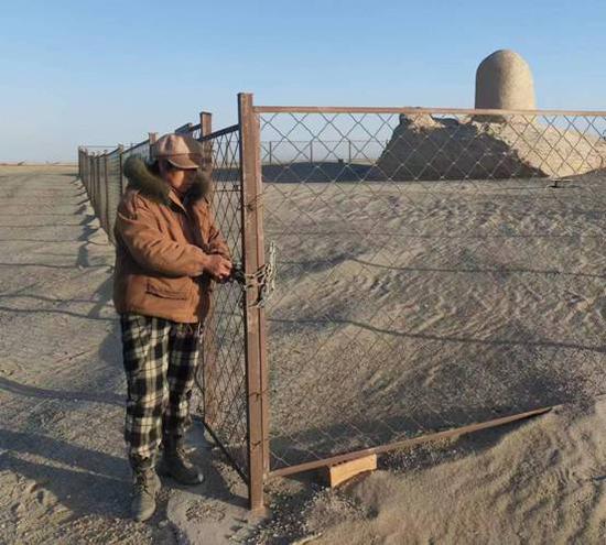 高景莲在检查米兰古城遗址现场设施。新疆文化和旅游厅（文物局）供图。