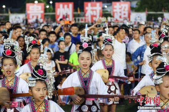 6月10日晚，比赛中场休息时的侗族大歌表演。