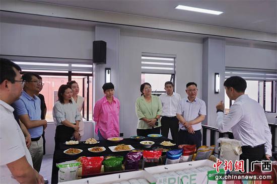 考察组到金塘镇丰田智慧农业专业合作社参观考察。谢鹏  摄