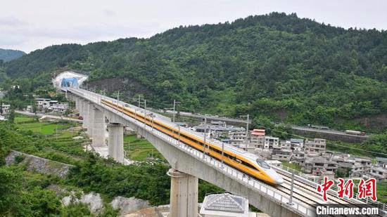 6月12日，贵阳至南宁高速铁路开始进行全线拉通试验。　王帅 　摄