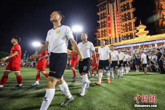 6月10日晚，小瑞村足球队（红衣）与车江三村足球队入场。