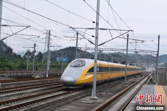 6月12日，贵阳至南宁高速铁路开始进行全线拉通试验。　 尹立 摄