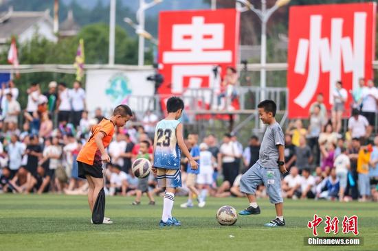 6月10日，中场休息时孩童在足球场练习踢球。