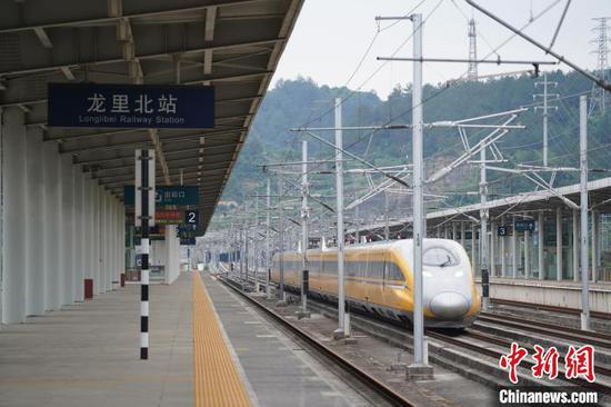 6月12日，贵阳至南宁高速铁路开始进行全线拉通试验。　江钦民 摄