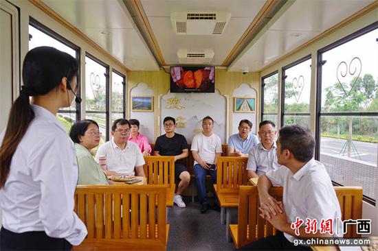 考察组乘坐“油城墟”观光小火车考察好心湖及周边旅游带。谢鹏  摄