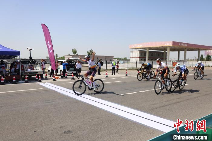 新疆第十五屆環賽里木湖公路自行車賽第一賽段完賽 委內瑞拉選手奪冠