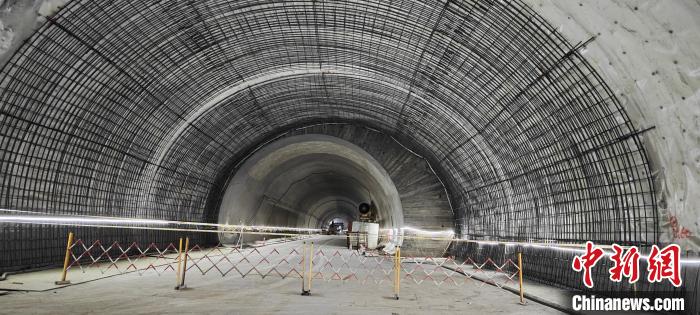 6月11日，天山胜利隧道进口端主洞内施工有序进行。　柳新鹏　摄