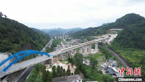 6月12日，贵阳至南宁高速铁路开始进行全线拉通试验。　范亮茹 摄