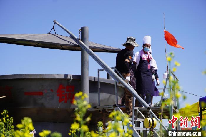 活動(dòng)當(dāng)天為游客們準(zhǔn)備了新疆最大鐵鍋紅燒魚，鐵鍋承載了重達(dá)一噸的魚。由師傅們耗時(shí)四小時(shí)完成?！≈荑z