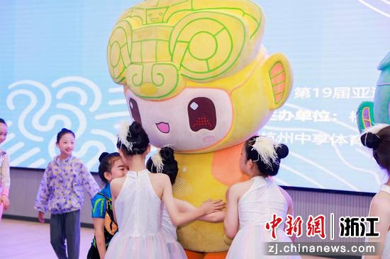 参赛选手与杭州亚运会吉祥物互动 主办方 供图