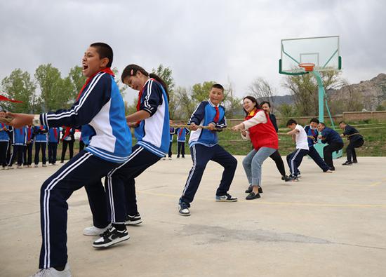 5月30日，国网新疆营销服务中心联合国网阿勒泰供电公司与汗德尕特乡寄宿制学校的孩子们共同开展拔河比赛。朱倩倩 摄