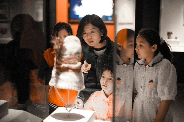 5月28日，国网和田供电公司的“爱心妈妈”们带着克热格艾日克村12名乡村女孩前往和田地区博物馆参观，聆听历史故事。甄立民 摄
