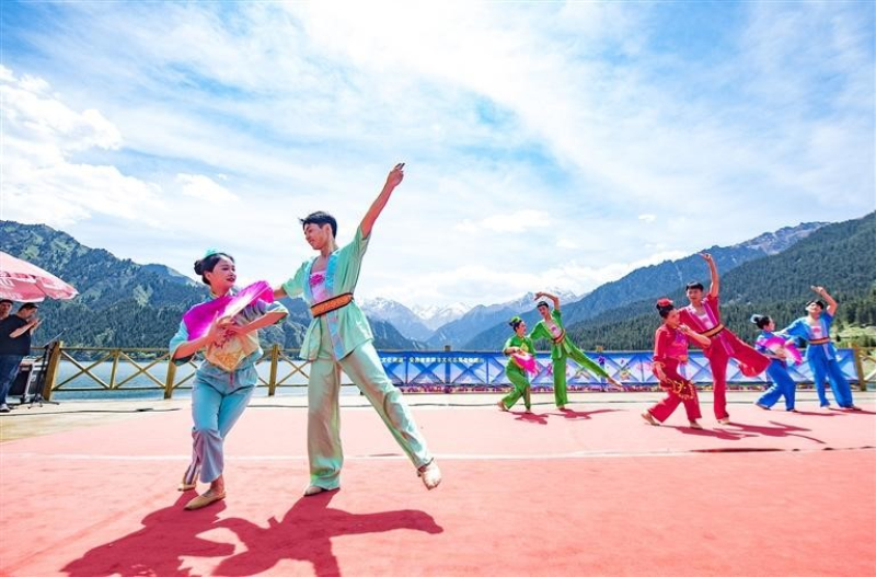 　　阜阳市颍上县花鼓灯艺术团演员跳着轻柔欢快的舞步。

