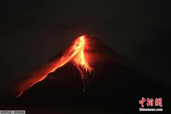 图为当地时间6月11日，岩浆从菲律宾马荣火山山口流淌。