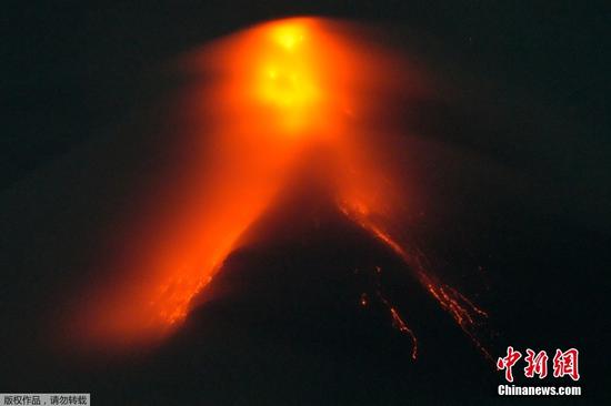 图为当地时间6月11日，菲律宾马荣火山喷涌岩浆。